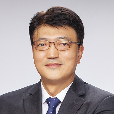 Daniel Choi est le président-directeur général de Superior Essex depuis mars 2022. Avant de nous rejoindre, M. Choi a occupé le poste de président régional des Amériques du Nord et du Sud pour LS Cable & System, gérant les équipes de ventes et de stratégies produits, ainsi que les équipes spécialisées dans les activités liées aux câbles électriques de l'entreprise. M. Choi travaillait auparavant à la fois chez Superior Essex et sa société mère LS Cable & System, où il débuta sa carrière en 1999 en tant que responsable du groupe de développement de composants électroniques au sein du centre de recherche et développement. Titulaire d'une licence en ingénierie des sciences des matériaux de la Pohang University of Science and Technology (Corée). Il a aussi étudié à l'université nationale de Séoul, de laquelle il a obtenu son master et son doctorat en ingénierie des sciences des matériaux. Il a ensuite obtenu un MBA à la Helsinki School of Economics (Finlande).